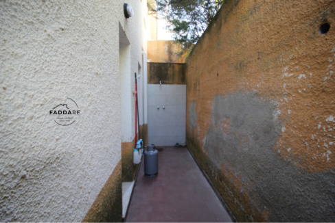 16.Cortile-con-doccia-esterna-casa-mare-Sardegna