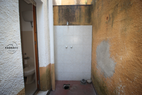 17.Doccia-esterna-cortile-appartamento-Buggerru-ideale-dopo-mare