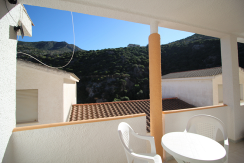 18.Veranda-con-vista-colline-e-scorcio-mare-Buggerru-Sardegna