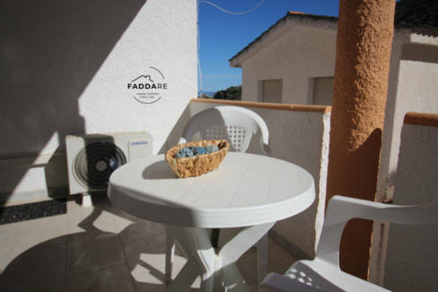 22.Terrazza-con-tavolo-appartamento-Buggerru