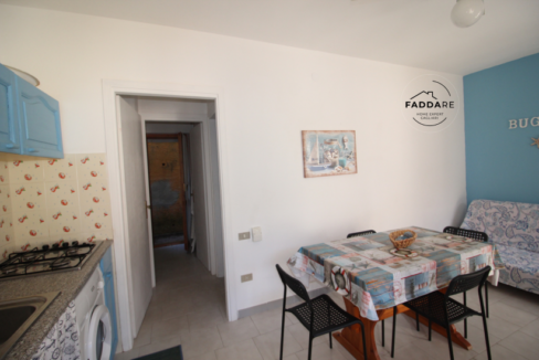 24.Soggiorno-con-angolo-cottura-appartamento-Buggerru-arredato-Sardegna