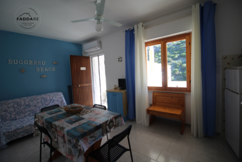 9.Zona-living luminosa-Buggerru-vista-montagna